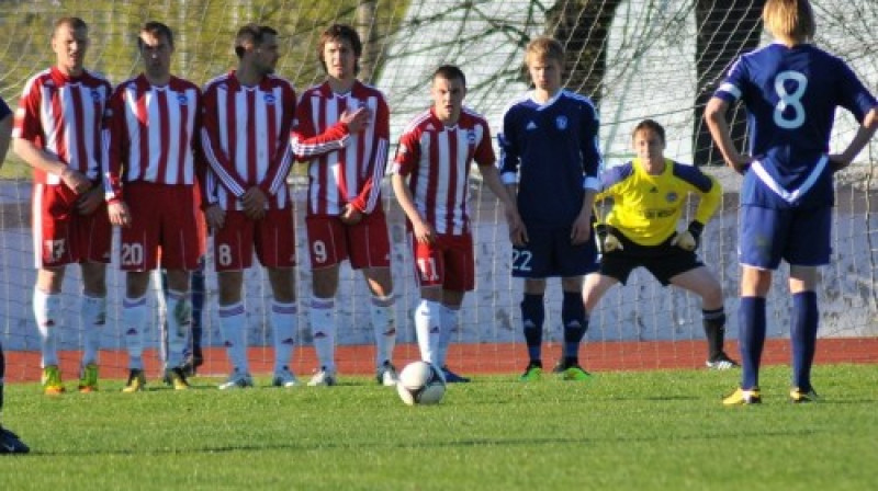 Rīgas "Daugavas" futbolisti pirms soda sitiena izpildīšanas
Foto: R.Vambuts (Sportacentrs.com)