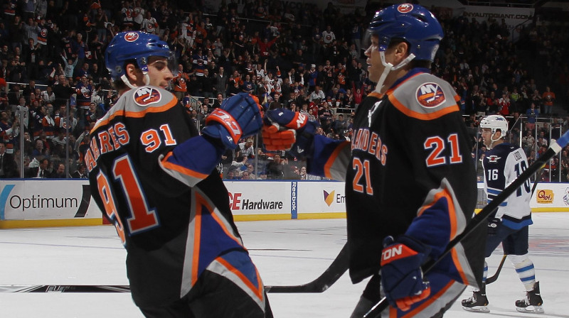 Džons Tavaress un Kails Okposo jau trīs sezonas spēlē vienā klubā, bet šovakar abi stāsies viens otram pretī - Kanāda tiksies ar ASV. 
Foto: AFP/Scanpix