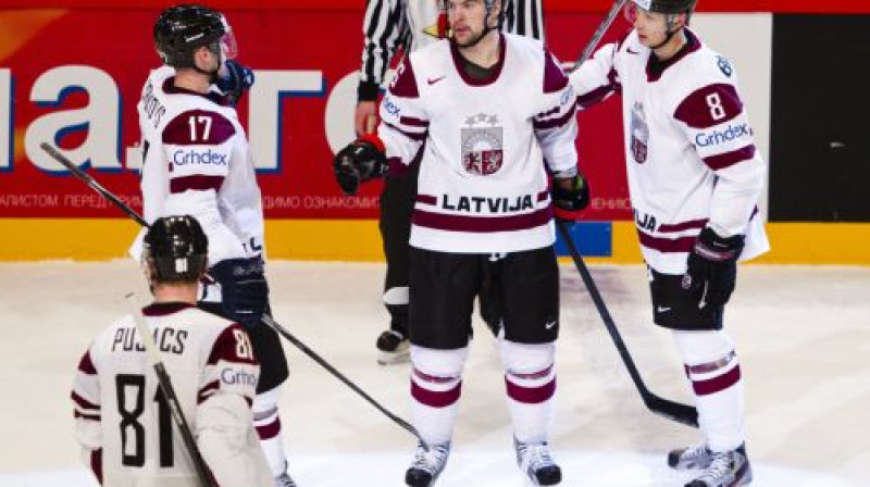 Kaspars Daugaviņš komandas biedru ielenkumā
Foto: Stella Pictures/Scanpix