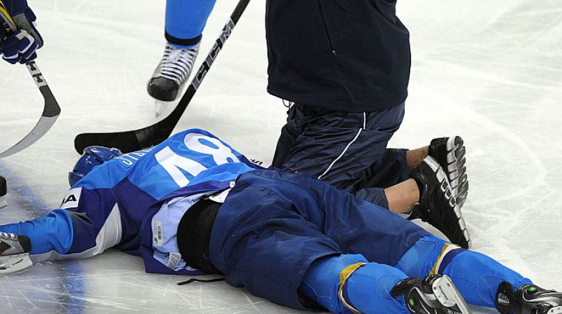 Kazahstānas hokejists Romāns Starčenko saņēma pamatīgu triecienu
Foto: AFP/Scanpix