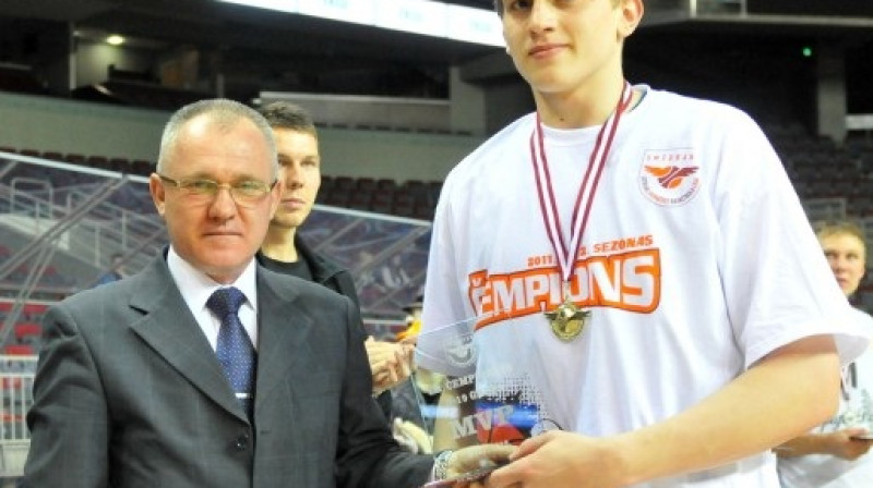 Swedbank LJBL U19 čempionāta vērtīgākais spēlētājs Andrejs Gražulis savainojuma dēļ nevarēs palīdzēt U20 izlasei.
Foto: Romualds Vambuts, Sportacentrs.com