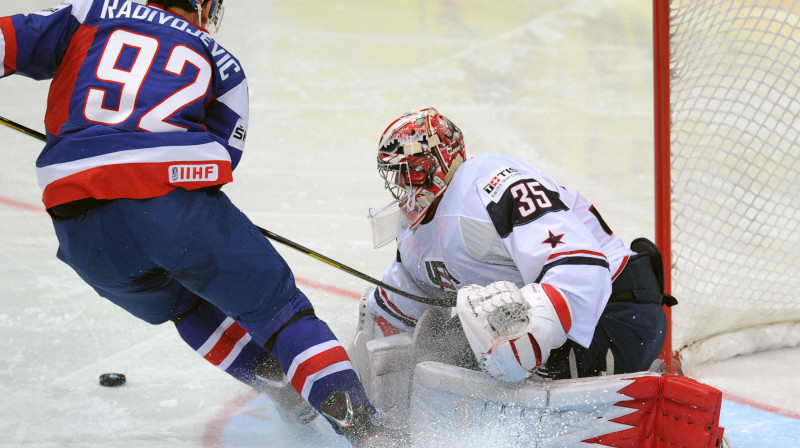 Branko Radivojevičs ASV vārtu priekšā
Foto: AFP/Scanpix