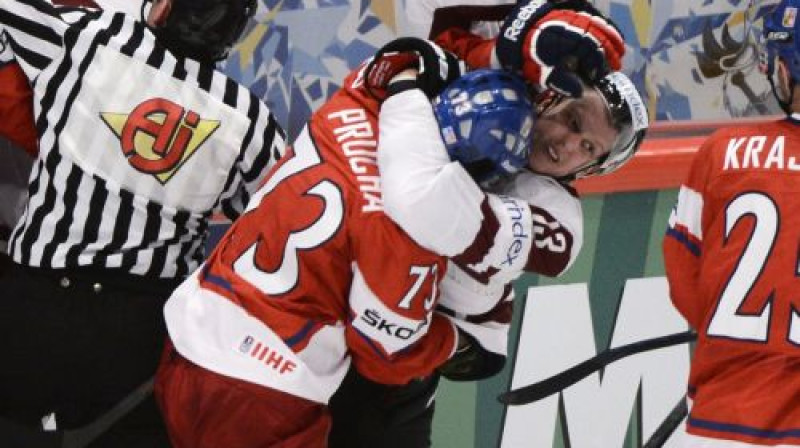 Guntis Galviņš mēģina salauzt Petru Pruhu
Foto: AFP/Scanpix