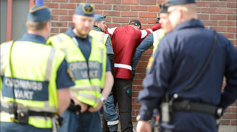 Zviedrijas policija nomierina piedzērušos Latvijas fanu
Foto: Championat.com