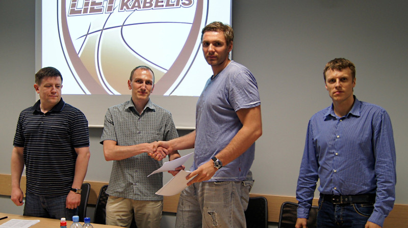 Kaspars Cipruss, parakstot līgumu ar klubu
Foto: kklietkabelis.lt