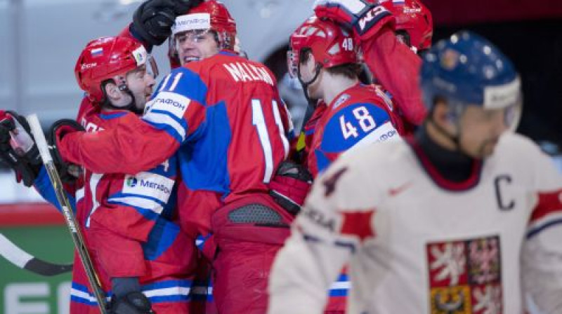 Krievijas hokejisti atzīmē uzvaras vārtus
Foto: AFP/Scanpix