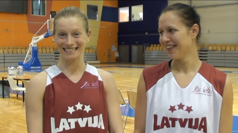 Divas valstsvienības debitantes: Anete Horelika (no labās) 0 droša roka svarīgos brīžos, Agnija Reke - nerimstošs spars aizsardzībā.
Foto: Artūrs Portnovs, basket.lv