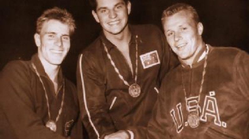 Romā uz goda pjedestāla augstākā pakāpiena (Konrads - centrā).
Foto: australiansport.as