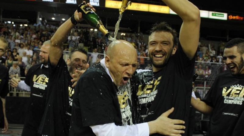 VEF basketbolisti  priecājas jau otro gadu pēc kārtas
Foto: Romāns Kokšarovs, Sporta Avīze, f64