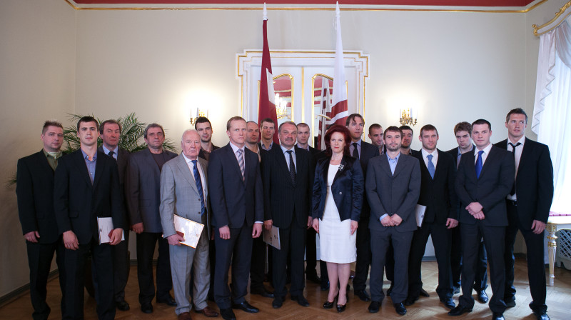Pieņemšanā pie Saeimas priekšsēdētājas Solvitas Āboltiņas jau Latvijas hokeja izlase nemaz neizskatās pēc bomža....
Foto: Ernests Dinka, Saeimas Kanceleja