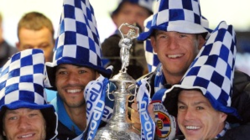 Kaspars Gorkšs (pirmais no kreisās), Alekss Pīrss 
(otrais no labās). Foto: getwokingham.co.uk