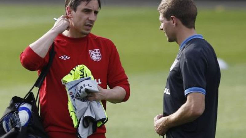 Gerijs Nevils kļuvis par Stīvena Džerarda treneri. Pagaidām gan tikai izlasē...
Foto: Reuters/Scanpix