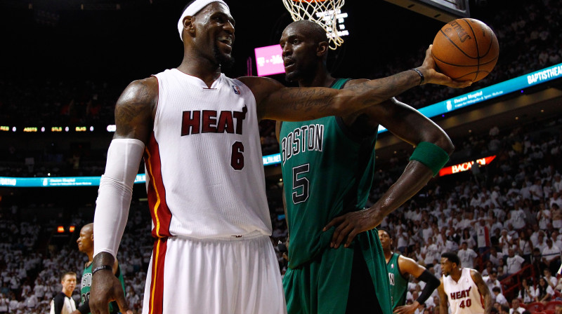 Lebrons Džeimss un Kevins Gārnets
Foto: AFP