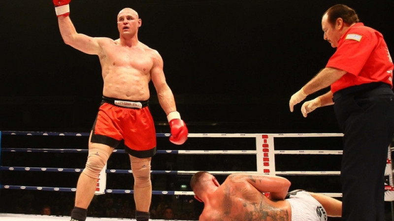 Konstantīns Gluhovs aizsūtījis pretinieku nokdaunā
Foto: biggersbetterboxing.com