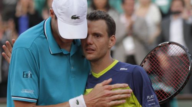 Džons Isners un Pols-Anrī Matjē pēc 5:41 stundu ilgās cīņas
Foto: AFP/Scanpix