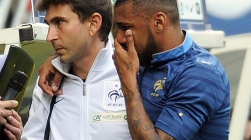 Savainotais Jans Mvilā pamet laukumu
Foto: AFP/Scanpix