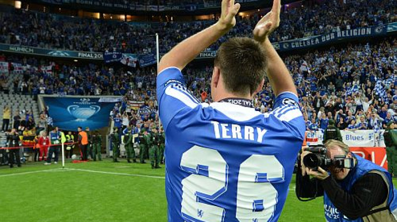Džons Terijs Čempionu līgas finālā nespēlēja, bet tas taču neliedz viņam priecāties. Vai ne?
Foto: AFP