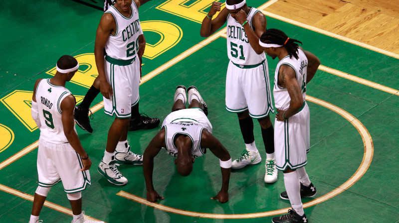 Bostonas "Celtics" ir gatava piecelties un cīnīties par uzvaru sērijā pret "Heat" 
Foto: AFP/Scanpix