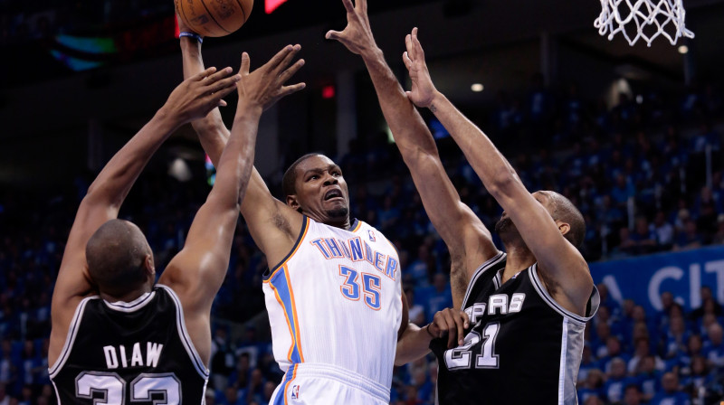 Kevins Durants grozu spēj gūt pat divu "Spurs" spēlētāju ielenkumā
Foto: AFP