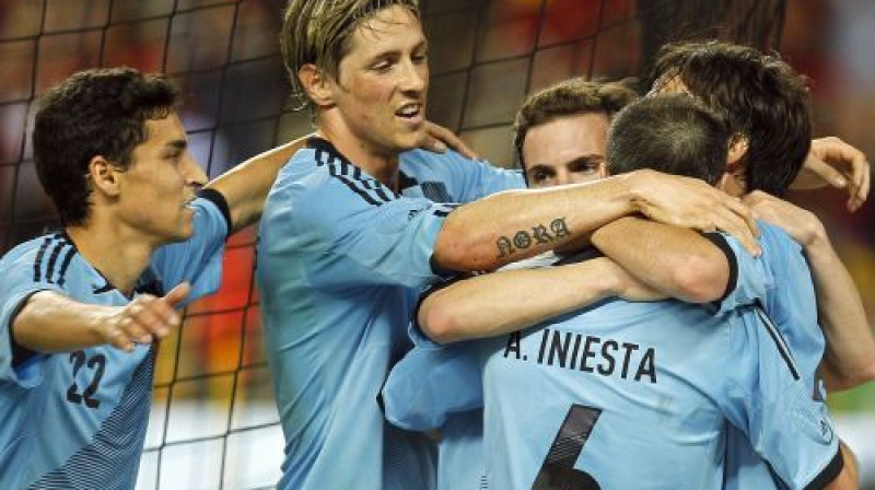 Spānijas futbolisti atzīmē vārtu guvumu pret Ķīnu
Foto: Reuters/Scanpix