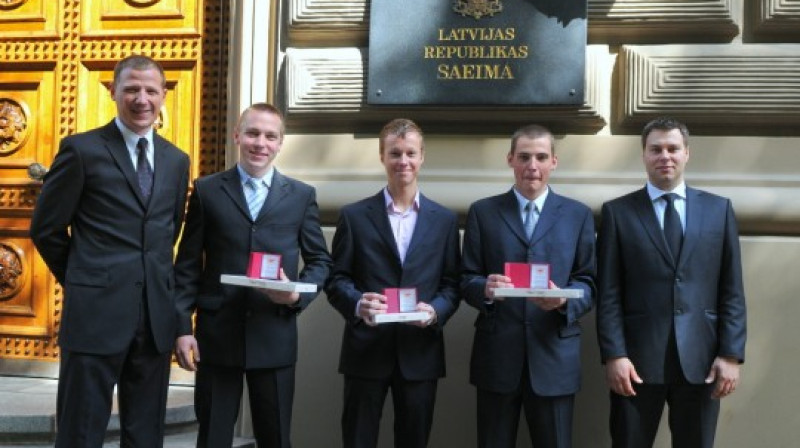 K-L: Swedbank LJBL galvenais tiesnesis Oskars Lucis, Jānis Vārna, Jānis Sperga, Vairis Voļatovskis un LJBL direktors Edijs Eglītis
Foto: Romualds Vambuts
