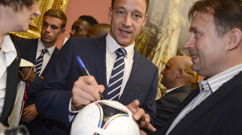 Džonu Teriju un pārējos angļus grupu turnīrā ar klātbūtni nepagodinās britu ministri... 
Foto: AP/Scanpix