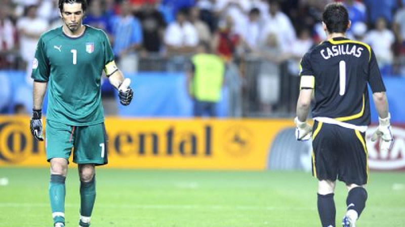 2008.gadā Džanluidži Bufons un Ikers Kasiljass spēlēja nozīmīgu lomu, un paredzams, ka arī šovakar daudz kas izšķirsies abu meistaru savstarpējā duelī
Foto: digitale/Scanpix