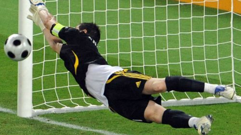 2008.gadā Spānijas un Itālijas ceturtdaļfināla uzvarētāja noskaidrojās pēcspēles sitienu sērijā un par vienu no varoņiem kļuva Ikers Kasiljass
Foto: AFP/Scanpix