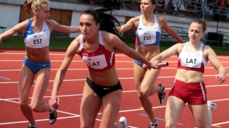 Stafetes maiņā Latvijas un Igaunijas skrējējas.
Foto: Juris Kalniņš.
