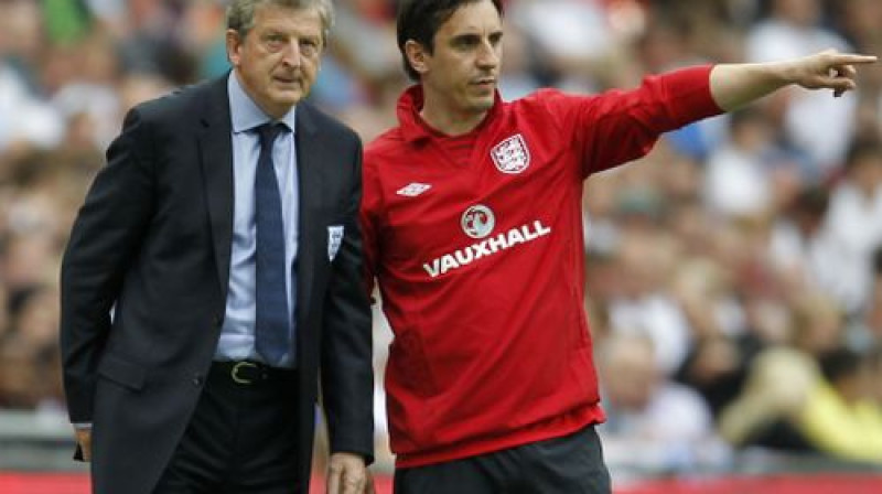 Vai Rojs Hodžsons un viņa asistents Gerijs Nevils izdomās, kā no novājinātā sastāva izveidot konkurētspējīgu komandu?
Foto: AFP/Scanpix