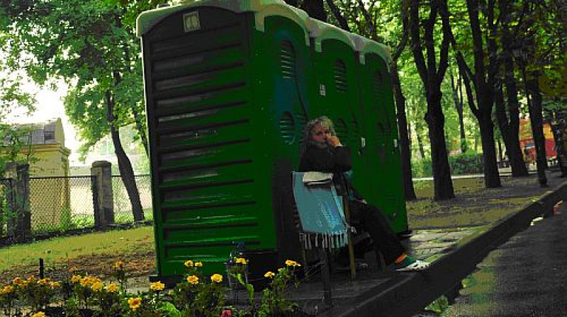 Par tualetes maksas automātu piestrādā vecmāmiņas