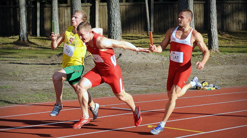 Ronalds Arājs (pa labi) nodod stafetes kociņu Jānim Mezītim
Foto: Juris Bērziņš-Soms