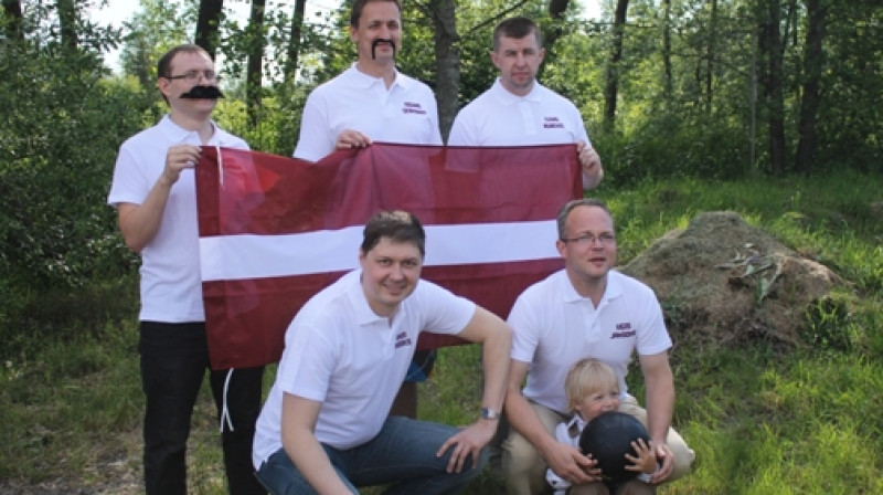 Latvijas bridža izlase. No kreisās (priekšā):
Jānis Bendiks un Uģis Jansons, aizmugurē Juris 
Balašovs, Aigars Ģērmanis un Ivars Rubenis