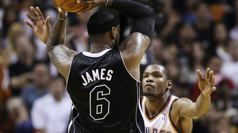 Kurš no abiem spēlētājiem pirmo reizi izcīnīs titulu - Lebrons Džeimss vai Kevins Durants?
Foto: AP/Scanpix