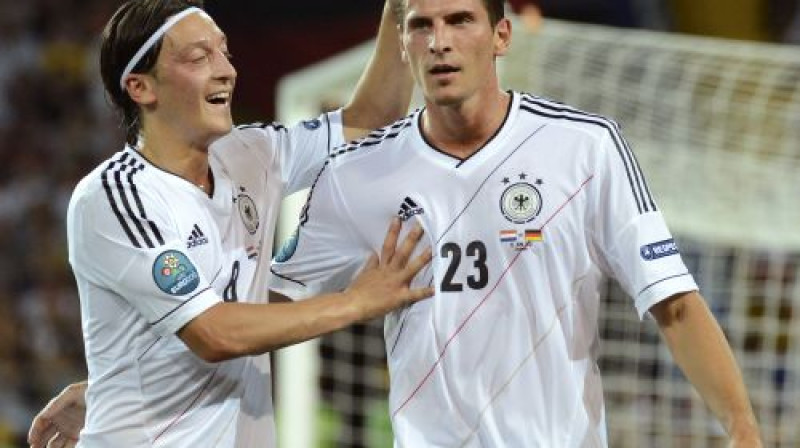 Mario Gomess (pa labi) guva divus vārtus
Foto: AP/Scanpix