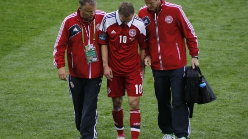 Deniss Romedēls spiests atstāt laukumu
Foto: Reuters/Scanpix