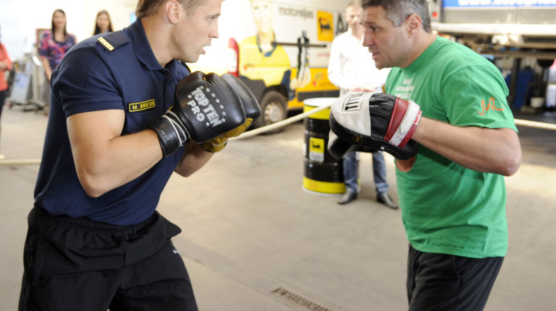 Mairis Briedis un viņa treneris Elvis Mihaiļenko
Foto: Romāns Kokšarovs, Sporta Avīze, f64