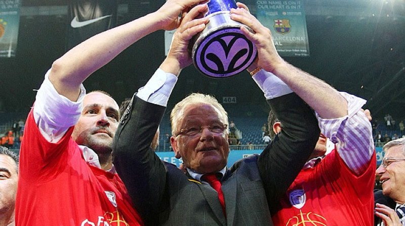 Dušans Ivkovičs un "Olympiacos" īpašnieki, brāļi Agelopulos, ar Eirolīgas kausu
Foto: AFP/Scanpix