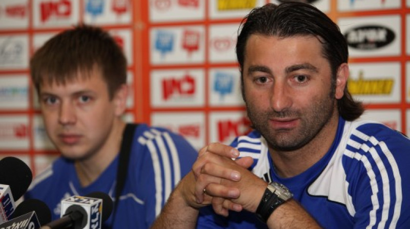 Tamazs Pertija (no labās)