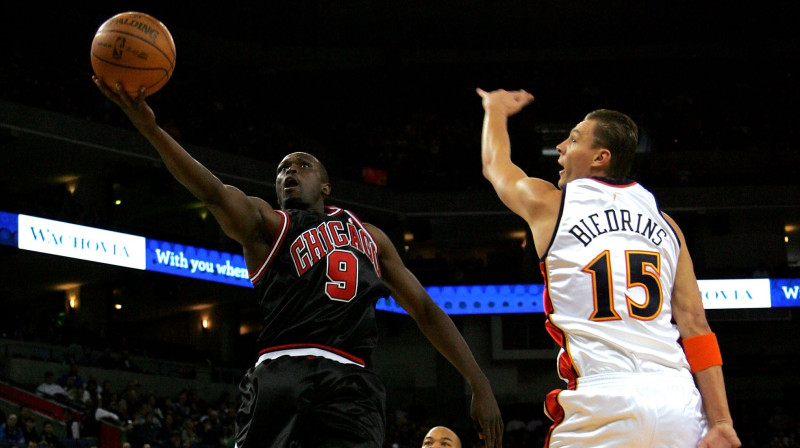 Luols Dengs pret Andri Biedriņu - varbūt nākamsezon jau vienā formastērpā? 
Foto: AFP/Scanpix