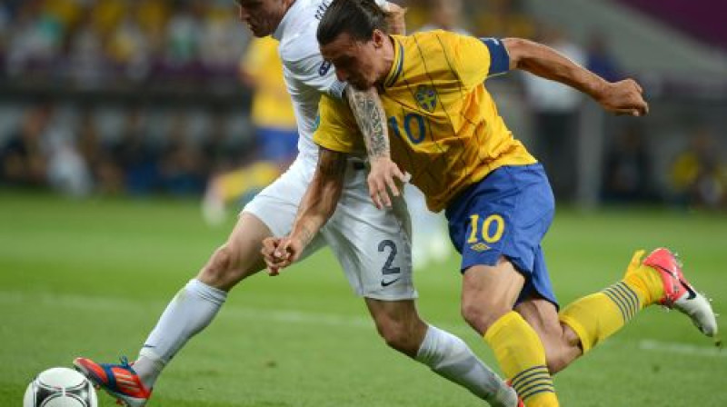 Zlatans Ibrahimovičs cīņā ar Matjē Debušī
Foto: AFP/Scanpix