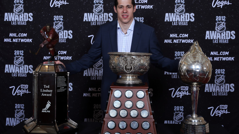 Jevgeņijs Malkins ar iegūtajām balvām
Foto: AFP/Scanpix