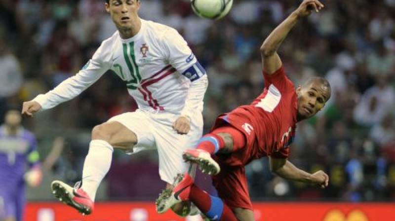 Teodors Gebre Selasije vakar bija norīkots Krištianu Ronaldu segšanai
Foto: Reuters/Scanpix