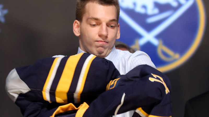 Zemgus Girgensons pielaiko sava NHL kluba kreklu... 

Foto: AFP/Scanpix