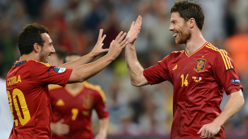 Santi Kasorla apsveic Šabi Alonso pēc otrajiem gūtajiem vārtiem
Foto: AFP