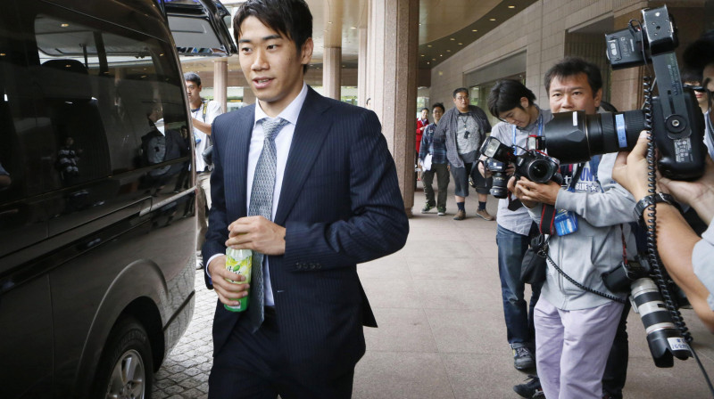 Šindzi Kagava fotogrāfu ielenkumā pie viesnīcas 
Foto: AP/Scanpix