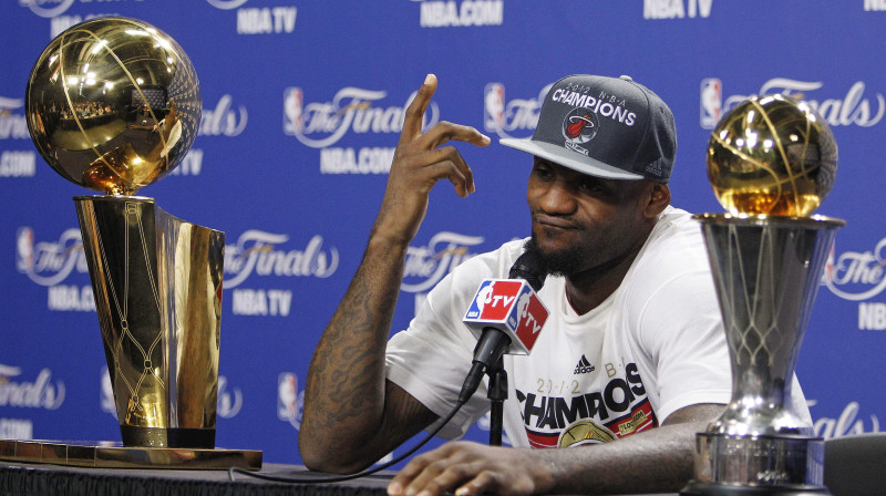 Lebrons Džeimss beidzot ir izcīnījis sen kāroto čempionu kausu
Foto: AP/Scanpix
