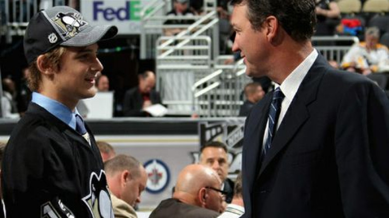 Teodors Bļugers spiež leģendārā Mario Lemjē roku
Foto: penguins.nhl.com