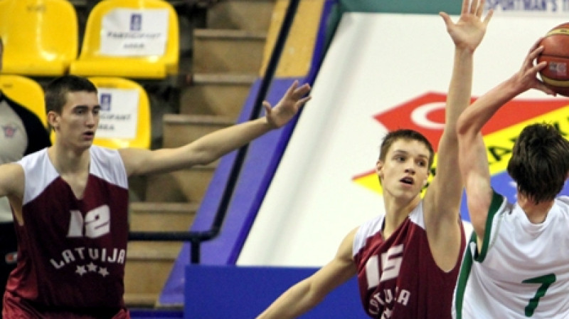 No kreisās: Latvijas kadetu izlases dalībnieki Gustavs Treimanis un Ervīns Mežnieks cīnās aizsardzībā.
Foto: tbf.org