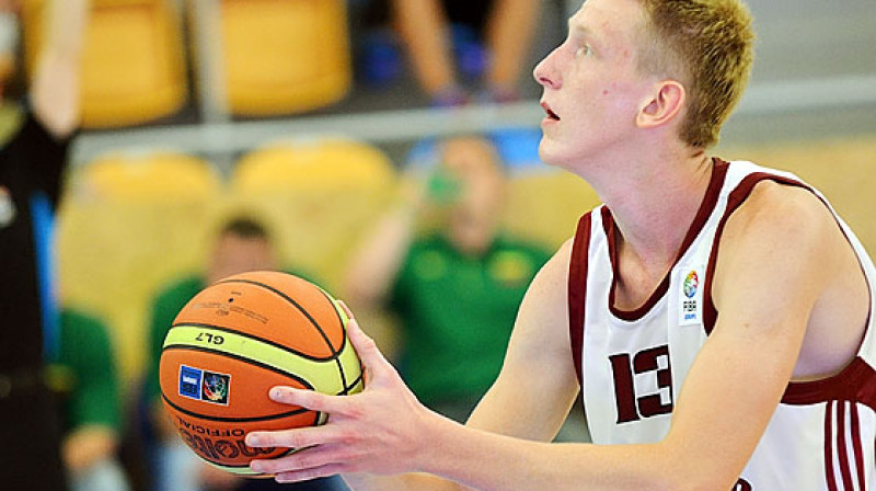 Rolands Šmits: rezultatīvākais Latvijas U18 izlases spēlētājs pārbaudes mačos ar Itālijas komandu.
Foto: fibaeurope.com